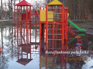 Rotaļlaukumā plūdi. Foto: Ērika Trauberga